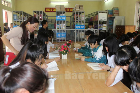 Học sinh Trường THPT Hoàng Quốc Việt đã có thói quen đến Thư viện trường đọc sách.
